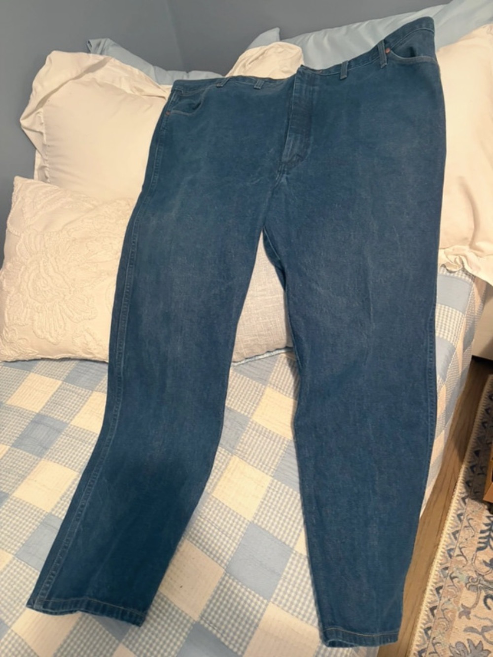 Men’s 50x34 wrangler jeans regular straight fit.